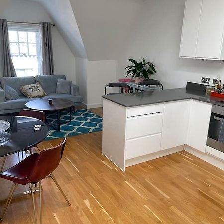 Lovely 2-Bed Flat With Well Equipped Kitchen Apartman Ealing kerület Kültér fotó