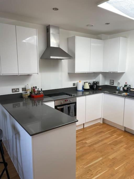 Lovely 2-Bed Flat With Well Equipped Kitchen Apartman Ealing kerület Kültér fotó