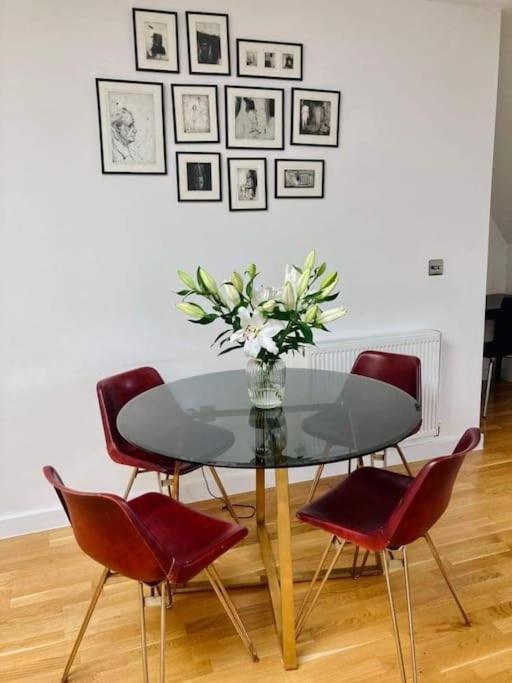 Lovely 2-Bed Flat With Well Equipped Kitchen Apartman Ealing kerület Kültér fotó