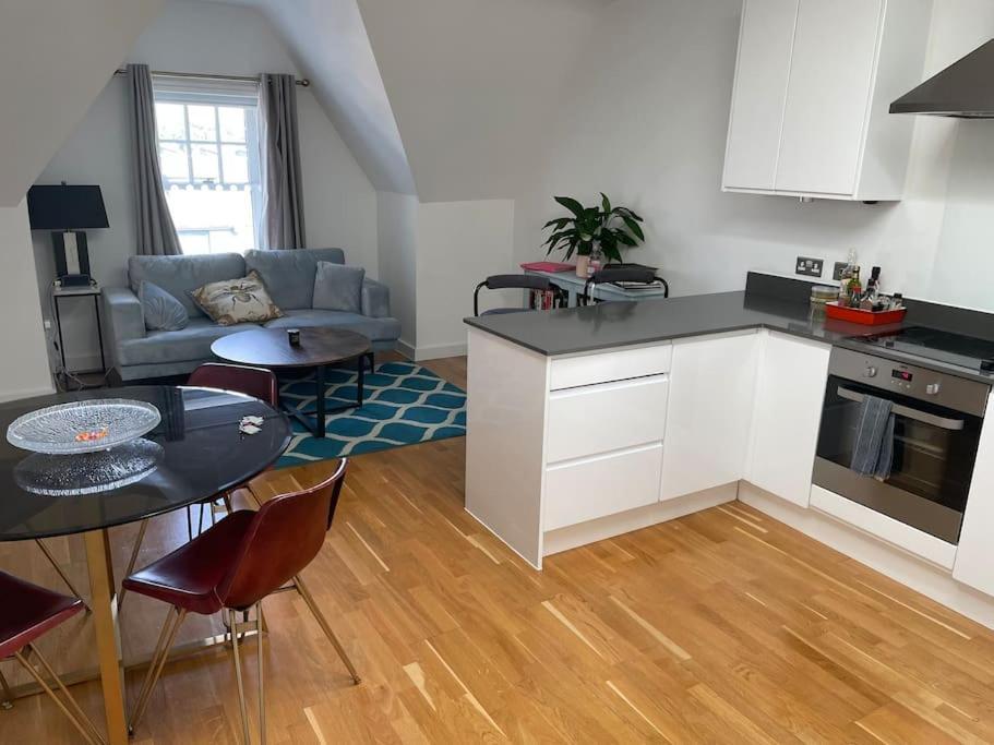 Lovely 2-Bed Flat With Well Equipped Kitchen Apartman Ealing kerület Kültér fotó