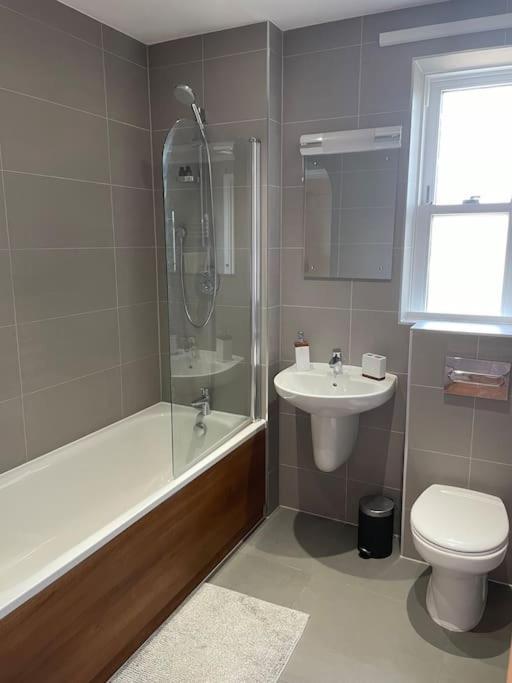 Lovely 2-Bed Flat With Well Equipped Kitchen Apartman Ealing kerület Kültér fotó